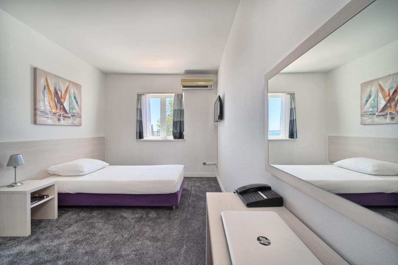 Hotel Aqua - Guest Rooms & Suites Каштела Экстерьер фото
