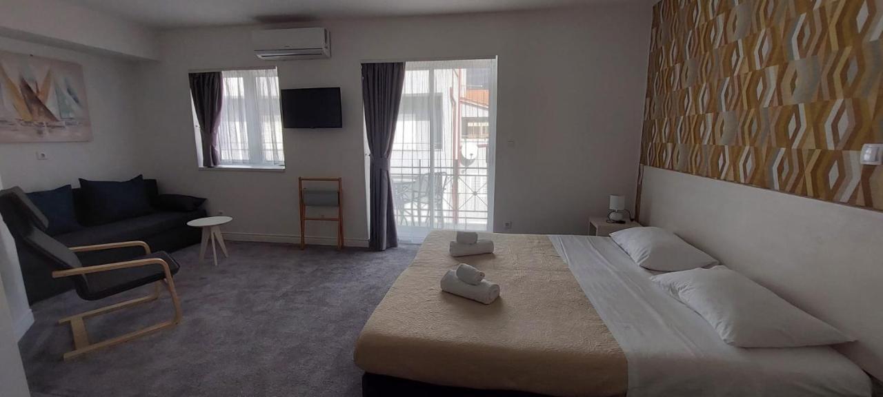 Hotel Aqua - Guest Rooms & Suites Каштела Экстерьер фото
